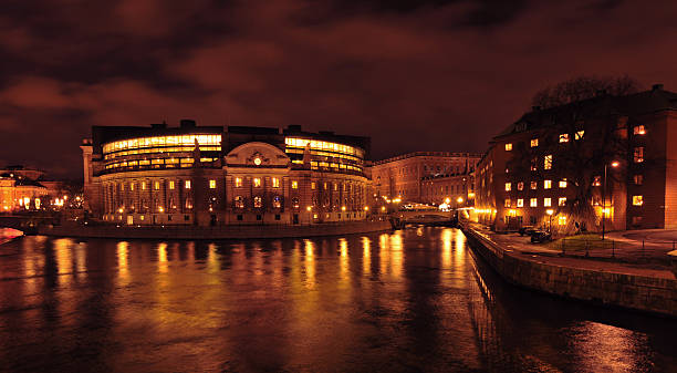 estocolmo por noite - sveriges helgeandsholmen imagens e fotografias de stock