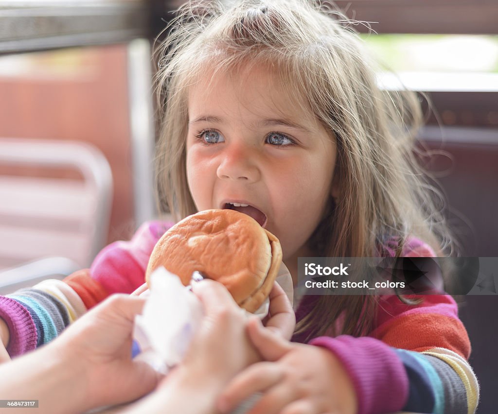 Criança comendo - Foto de stock de 2-3 Anos royalty-free