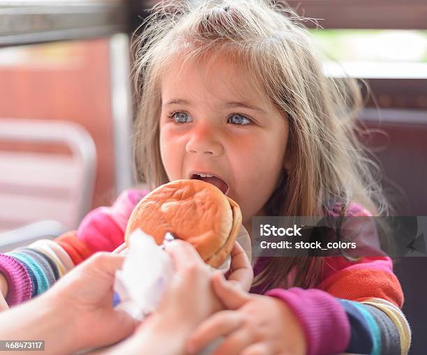 Criança Comer - Fotografias de stock e mais imagens de 2-3 Anos - 2-3 Anos, Alimentação Não-saudável, Almoço