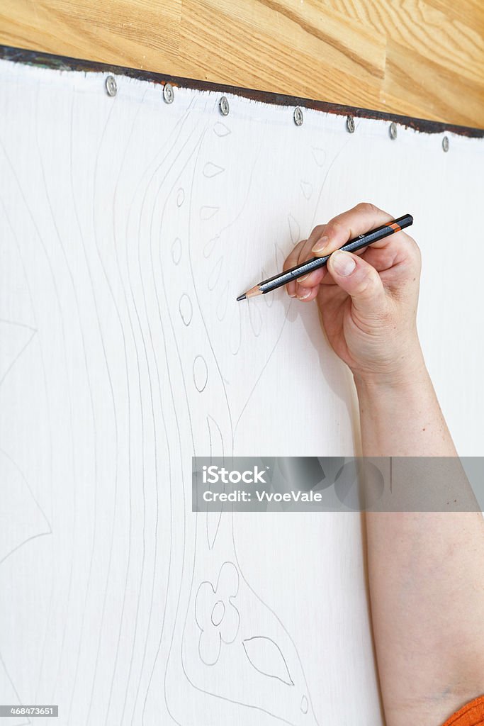 Artista Disegno a matita Disegna di seta - Foto stock royalty-free di Abilità