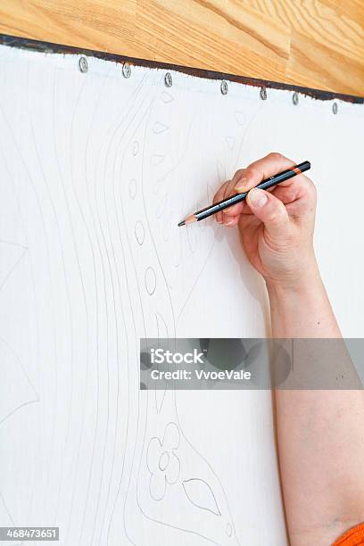 Artista Desenha Um Esboço Com Lápis Em Seda - Fotografias de stock e mais imagens de Adulto - Adulto, Arabesco, Arte
