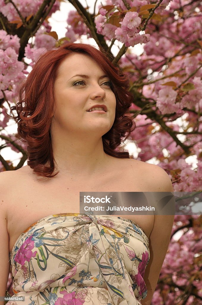 Bellissima donna davanti a fioritura sakura - Foto stock royalty-free di Adulto