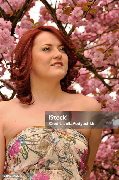 Bellissima Donna Davanti A Fioritura Sakura - Fotografie stock e altre immagini di Adulto - Adulto, Allegro, Ambientazione esterna