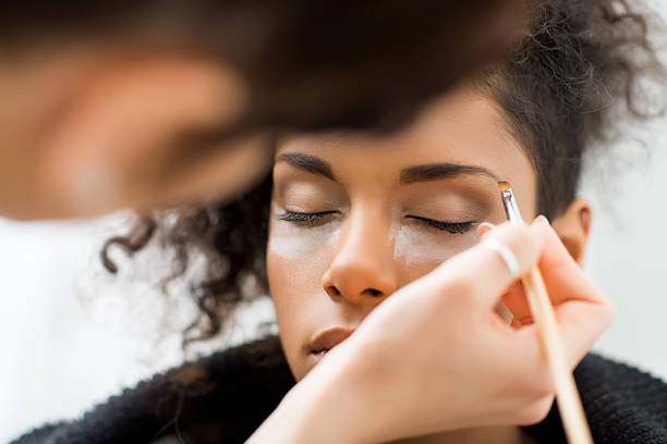 application de maquillage. - make up makeup artist make up brush applying photos et images de collection