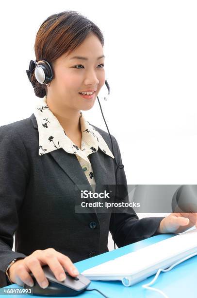 Hermosa Joven Mujer De Negocios Asiático Con Auriculares Y Computadora Está Foto de stock y más banco de imágenes de Adulto