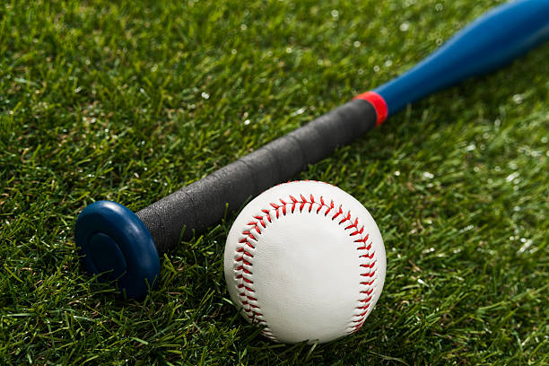 pee wee o little league baseball bat y de bola - baseball bat baseball little league baseballs fotografías e imágenes de stock