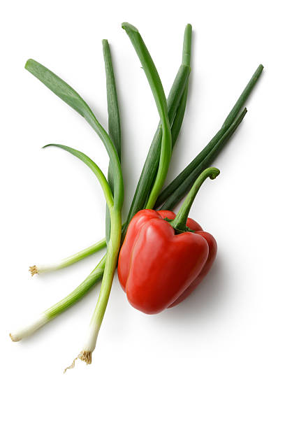 gemüse:  frühlingszwiebeln, paprika - green bell pepper bell pepper red bell pepper groceries stock-fotos und bilder