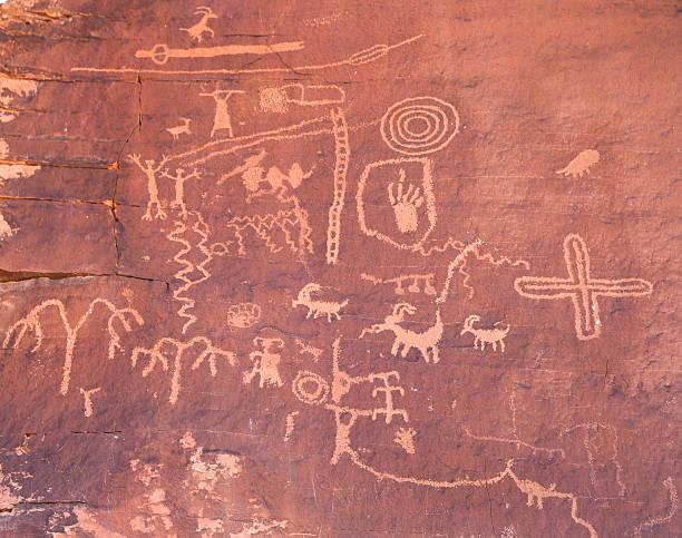 piaskowiec petroglyphs - cave painting prehistoric art north american tribal culture nevada zdjęcia i obrazy z banku zdjęć