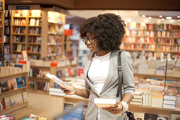 afrikanische frauen in buchhandlung - buchhandlung stock-fotos und bilder