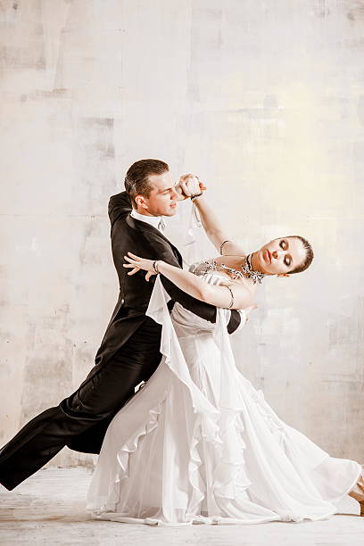 pareja de baile, baile de salón - waltzing fotografías e imágenes de stock