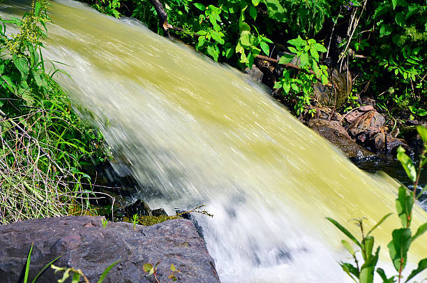 поток воды - flowing river water dam стоковые фото и изображения