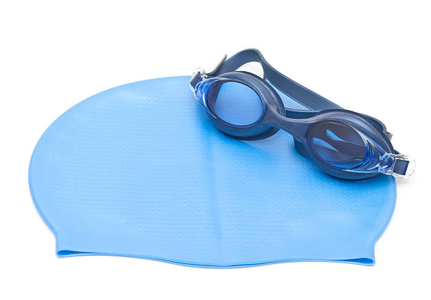 óculos de proteção e touca de natação em um fundo branco - touca de natação - fotografias e filmes do acervo