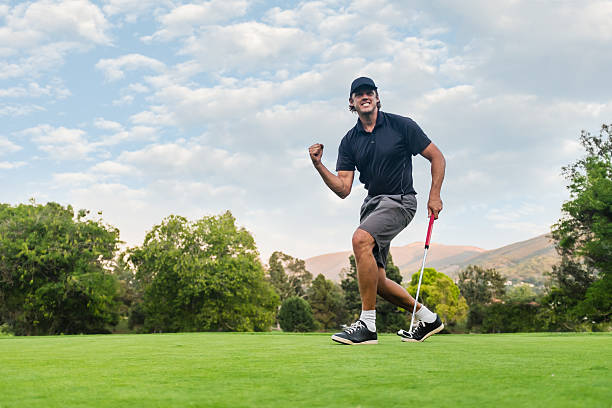 ゴルファー拳パンプス - golf golf course putting men ストックフォトと画像