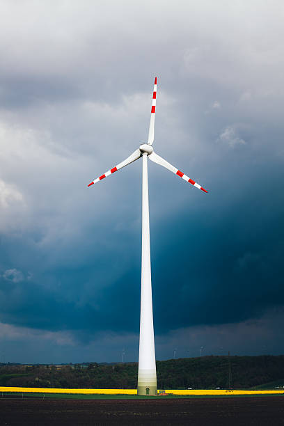 풍력발전기 중간 필드 - wind turbine austria field yellow 뉴스 사진 이미지