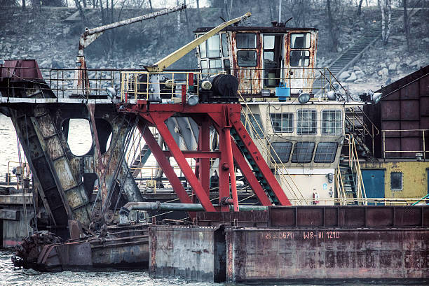 ships пришвартованные при судоверфь - weatered стоковые фото и изображения