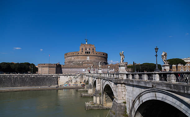 castel sant'angelo (zamek świętego anioła) w ciągu dnia - aelian bridge zdjęcia i obrazy z banku zdjęć