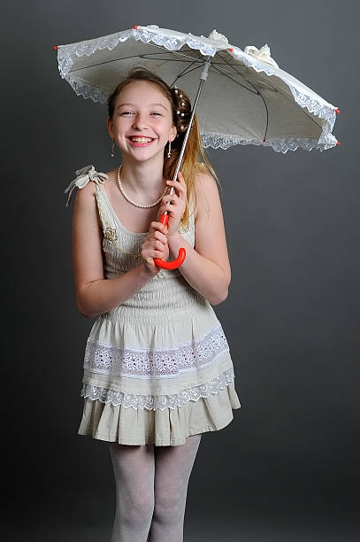 12-13 anos de menina com um guarda-chuva - 12 13 years pre adolescent child female blond hair imagens e fotografias de stock