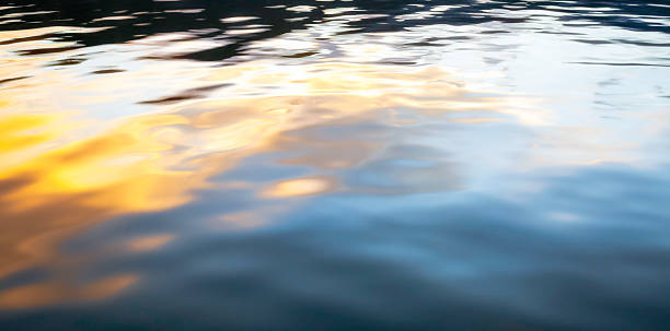 des réflexions de lumière sur les eaux paisibles du lac. image en couleur - profondità photos et images de collection