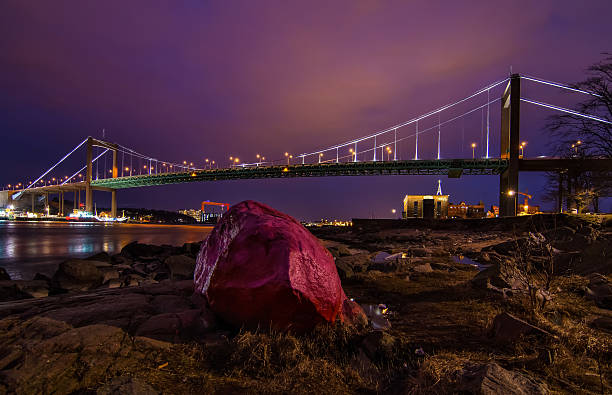 ponte em luz noturna - gothenburg city urban scene illuminated - fotografias e filmes do acervo