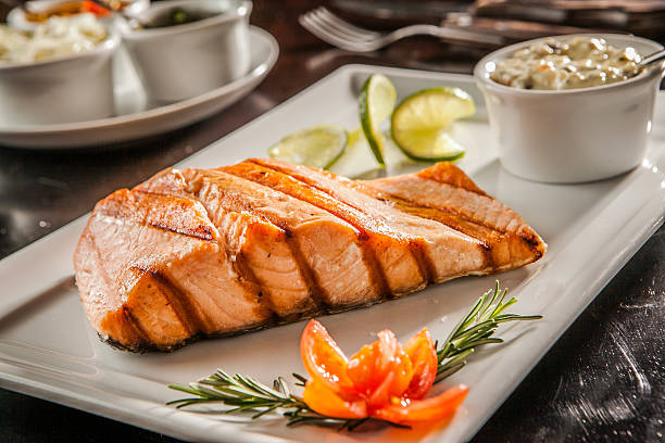 salmon - bord serviesgoed fotos stockfoto's en -beelden