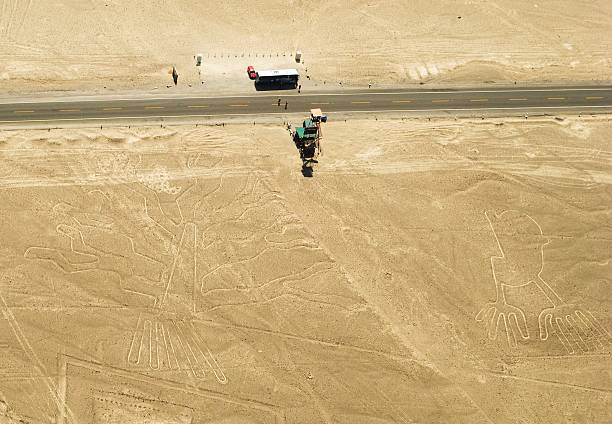 drzewo i ręce nazca geoglyphs linii w pustyni, peru - floating of ice zdjęcia i obrazy z banku zdjęć