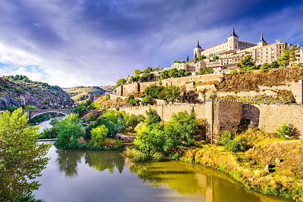 toledo, espanha horizonte da cidade velha - toledo imagens e fotografias de stock