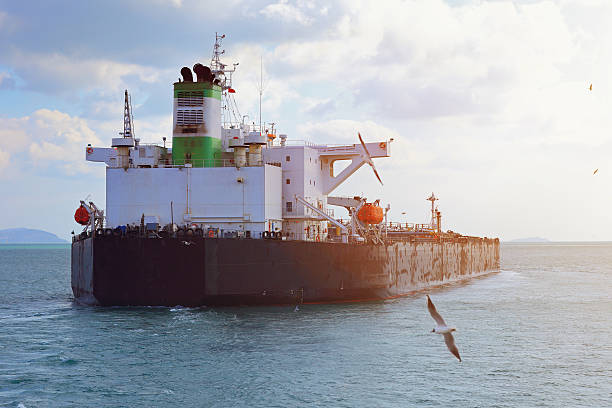 petróleo crudo petrolero - supertanker fotografías e imágenes de stock