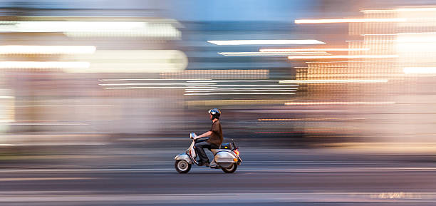 uomo con una motocicletta - moto veloce foto e immagini stock