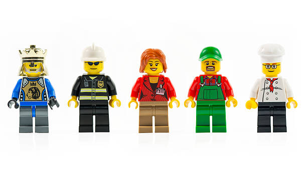 verschiedene lego mini figuren isoliert auf weiß. - lego figurine men isolated stock-fotos und bilder