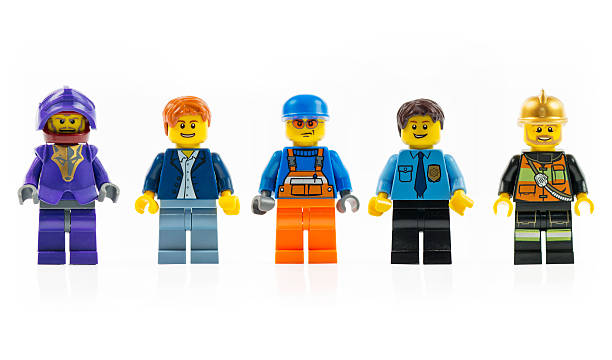 verschiedene lego mini figuren isoliert auf weiß. - lego figurine men isolated stock-fotos und bilder