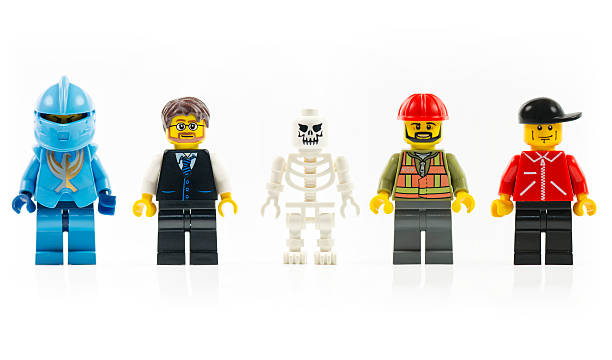 verschiedene lego mini figuren isoliert auf weiß. - lego figurine men isolated stock-fotos und bilder