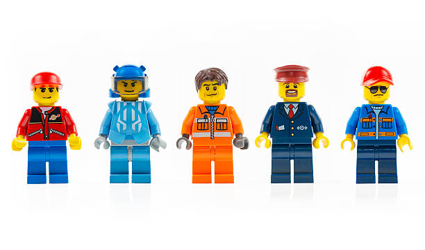 verschiedene lego mini figuren isoliert auf weiß. - lego figurine men isolated stock-fotos und bilder
