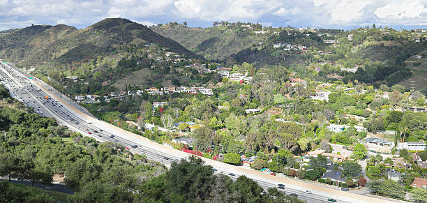 Freeway 405 - Sepulveda Pass - Los Angeles Interstate 405 is a north–south highway in Southern California running along the western and southern parts of Los Angeles from Irvine to San Fernando. It is a heavily traveled and is the most congested freeway in the United. It crosses over the Sepulveda Pass in the Santa Monica Mountains. san diego freeway stock pictures, royalty-free photos & images
