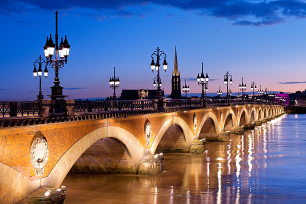 der pont de pierre in bordeaux - travel europe night dome stock-fotos und bilder