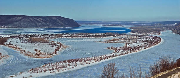сплавы на лед на реке волга. - river spring autumn stream стоковые фото и изображения