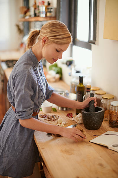 esmerilado de los ingredientes - mmmm fotografías e imágenes de stock