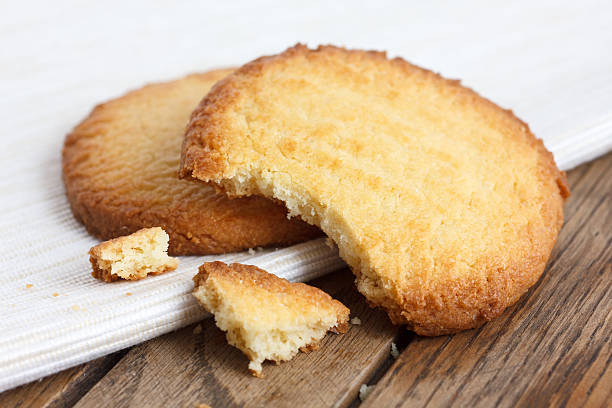 dois biscoitos de pasta de guardanapo e madeira. quebrado. - undecorated - fotografias e filmes do acervo