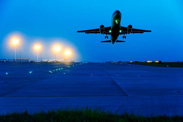 pasażer samolot startu na zachodzie słońca z wybiegu - uprise zdjęcia i obrazy z banku zdjęć