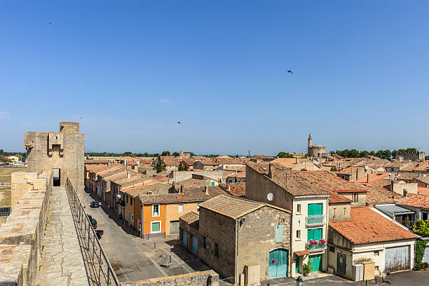 Founded in 1240 by Louis IX, Aigues-Mortes is still protected by walls dating from the fourteenth century, 1640 meters long and completely walkable, with beautiful views of the city and its surroundings.