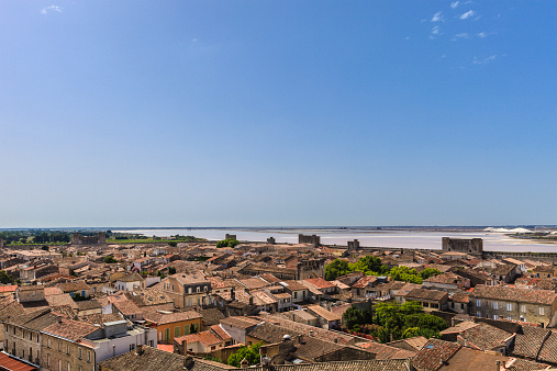 Founded in 1240 by Louis IX, Aigues-Mortes is still protected by walls dating from the fourteenth century, 1640 meters long and completely walkable, with beautiful views of the city and its surroundings.