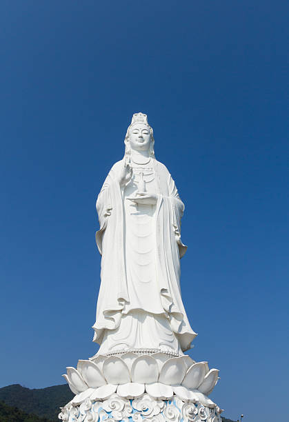 grande statue de guanyin de da nang, vietnam - guan yin photos et images de collection