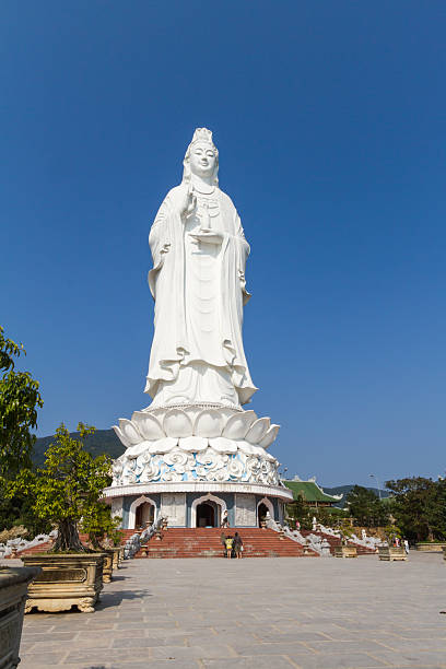 grande statue de guanyin de da nang, vietnam - guan yin photos et images de collection