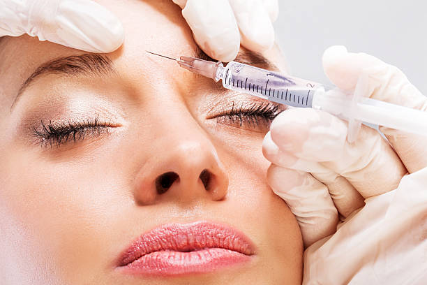 primer plano de una mujer recibiendo inyección de botox. - attractive female human collagen syringe injecting fotografías e imágenes de stock