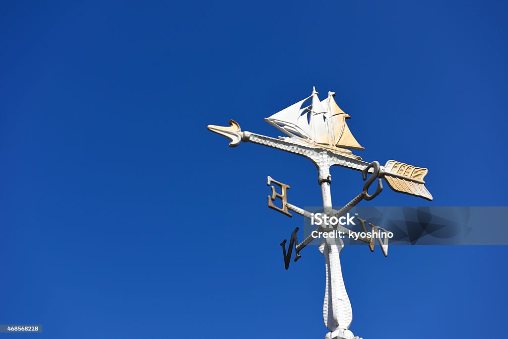 ヨット風の羽根アゲインストクリアスカイ、コピースペース付き - 2015年のロイヤリティフリーストックフォト