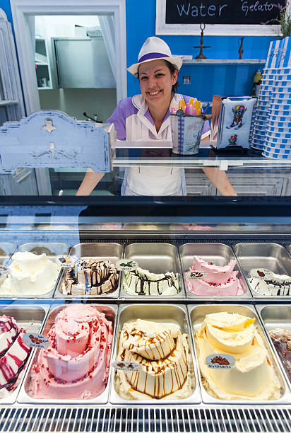 uśmiechający się kelnerka przy gadanina lody sklep - ice cream parlor ice cream dessert italian culture zdjęcia i obrazy z banku zdjęć