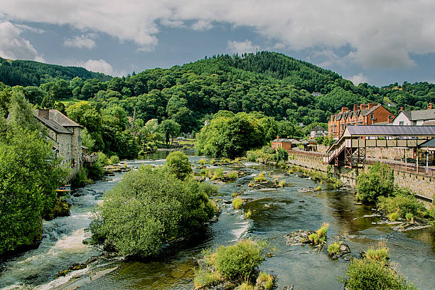 llangollen north wales - dee river river denbighshire wales foto e immagini stock