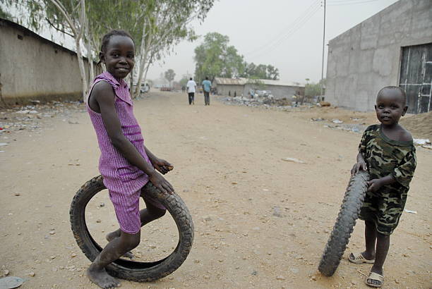 enfants jouent sur une rue de juba, le sud du soudan. - street child photos et images de collection