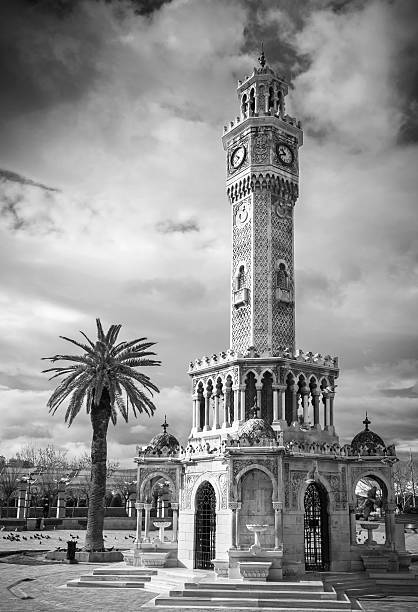 konak vista a la plaza de la antigua torre del reloj de izmir - izmir turkey konak clock tower fotografías e imágenes de stock