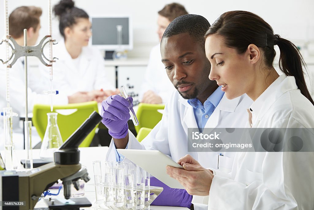 Grupo de técnicos trabalhando em laboratório - Foto de stock de Laboratório royalty-free