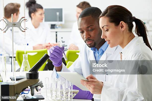 Foto de Grupo De Técnicos Trabalhando Em Laboratório e mais fotos de stock de Laboratório - Laboratório, Cientista, Técnico